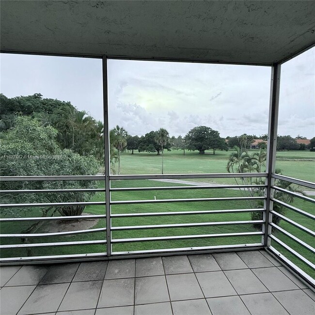 3980 Oaks Clubhouse Dr in Pompano Beach, FL - Building Photo - Building Photo