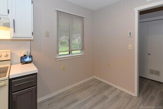 994 Heritage Vlg in Southbury, CT - Building Photo - Building Photo