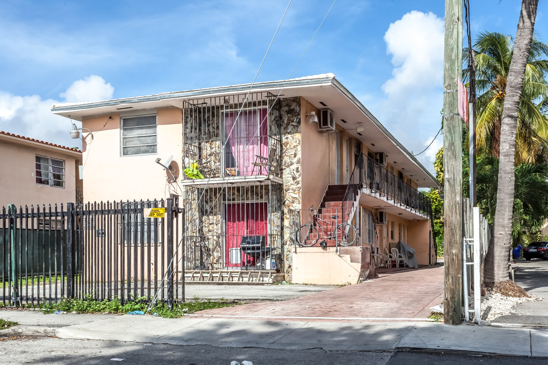 835 SW 3rd St in Miami, FL - Building Photo