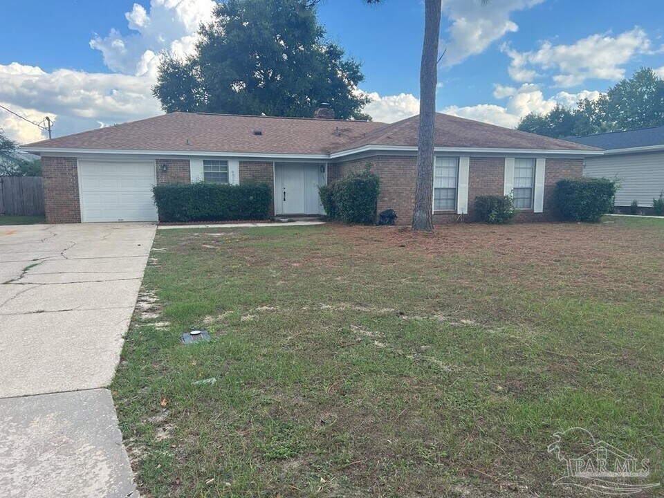 4050 Claiborne Cir in Pensacola, FL - Building Photo