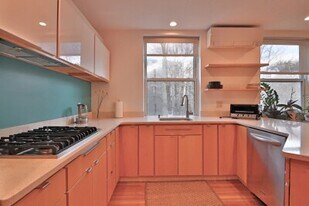 141 Beaconsfield Rd, Unit 3 in Brookline, MA - Building Photo