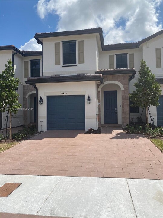 10819 W 33rd Ln in Hialeah, FL - Building Photo