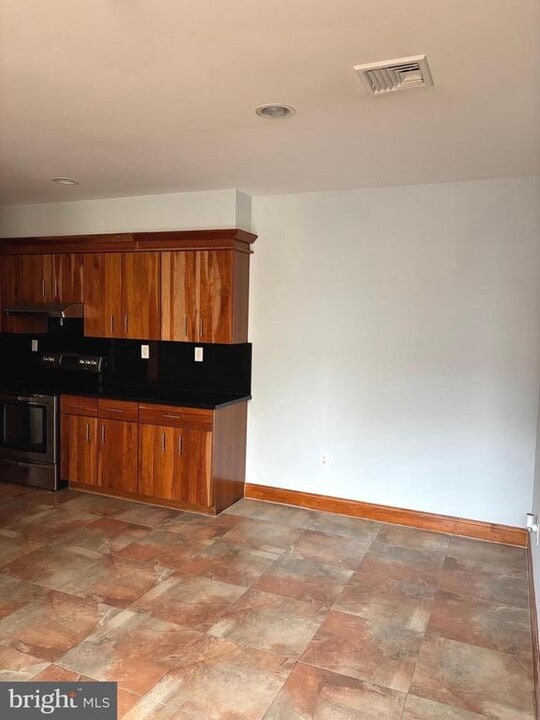 1338 W Girard Ave in Philadelphia, PA - Building Photo