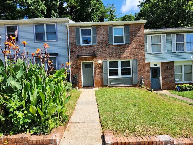295 Roswell Commons Cir in Roswell, GA - Building Photo - Building Photo