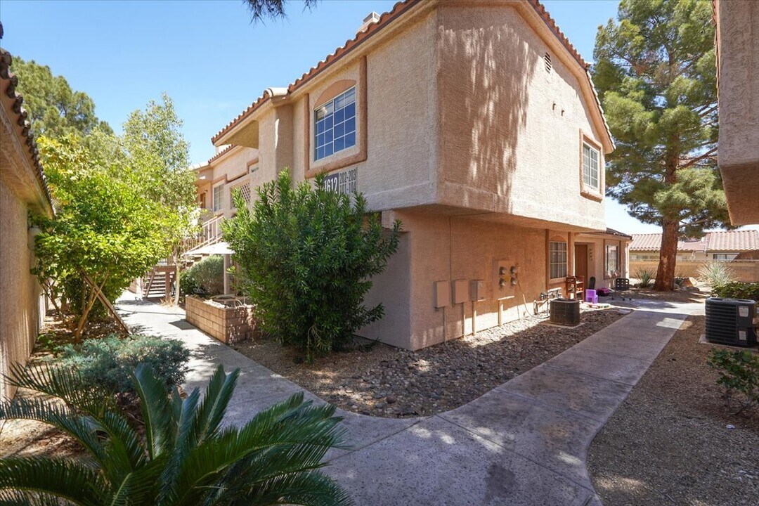 1612 N Torrey Pines Dr in Las Vegas, NV - Building Photo
