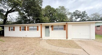 6509 Julia Dr in Milton, FL - Building Photo