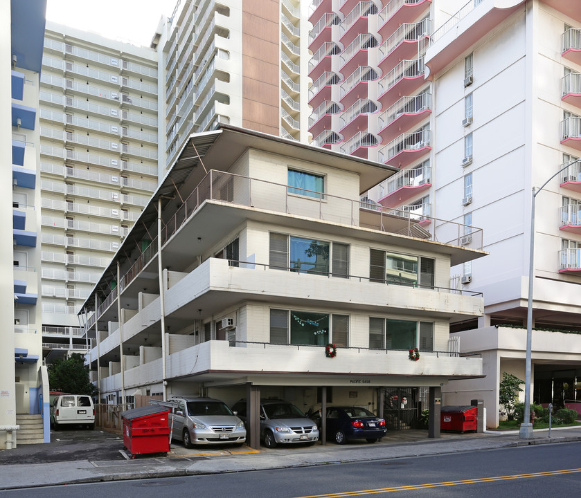 Waikiki Hale in Honolulu, HI - Foto de edificio