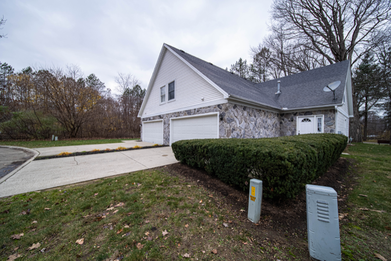 6683 Courtyard Dr in Madison, OH - Building Photo