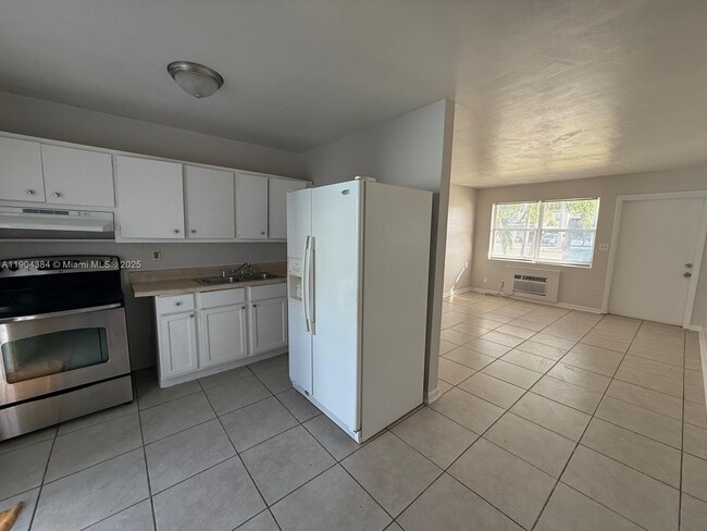 520 W Blue Heron Blvd in Riviera Beach, FL - Building Photo - Building Photo