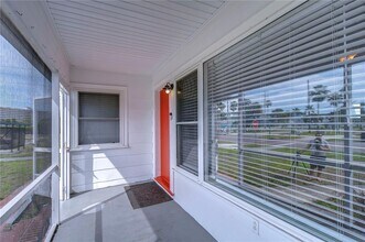 5737 Shore Blvd S in Gulfport, FL - Foto de edificio - Building Photo