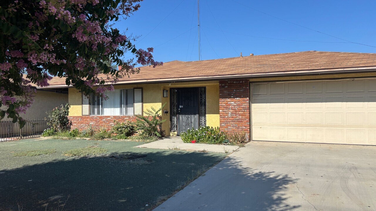 875 S Gilbert St in Hemet, CA - Foto de edificio