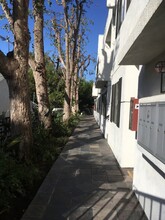 Chateau Studio Village Apartments in North Hollywood, CA - Foto de edificio - Building Photo