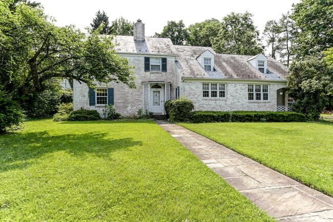 384 N 26th St in Camp Hill, PA - Foto de edificio - Building Photo