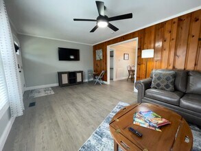 220 E Hendron Chapel Rd in Knoxville, TN - Foto de edificio - Building Photo