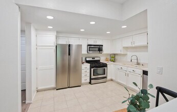 14347 Albers St, Unit Apt 206 in Los Angeles, CA - Foto de edificio - Building Photo