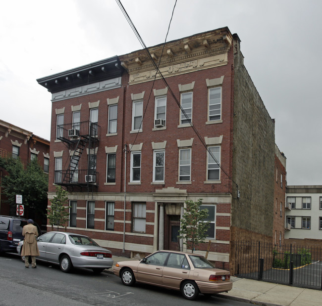 4398 Martha Ave in Yonkers, NY - Building Photo - Building Photo