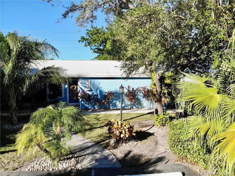 4160 NE Breakwater Dr in Jensen Beach, FL - Building Photo