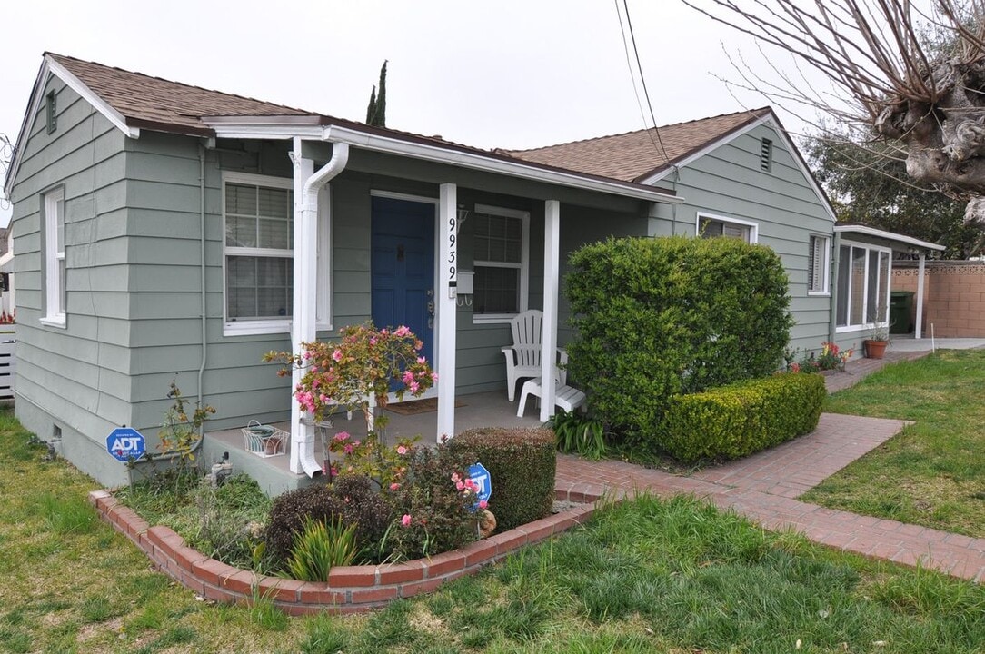 9939 Haines Canyon Ave in Los Angeles, CA - Building Photo