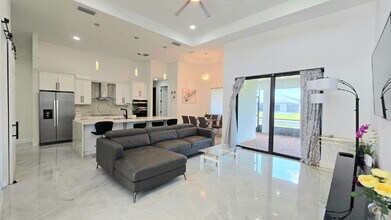 220 NE 8th Pl in Cape Coral, FL - Building Photo - Building Photo