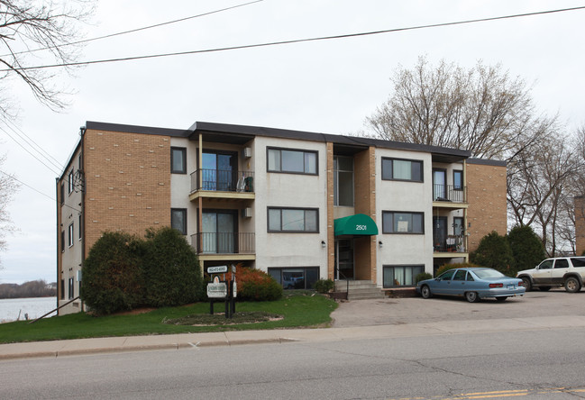 Langdon Lake Apartments in Mound, MN - Building Photo - Building Photo