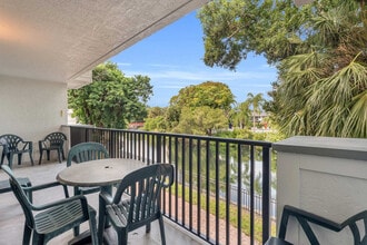600 Neapolitan Way in Naples, FL - Building Photo - Building Photo