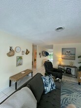 266 NE Wavecrest Way in Boca Raton, FL - Building Photo - Building Photo