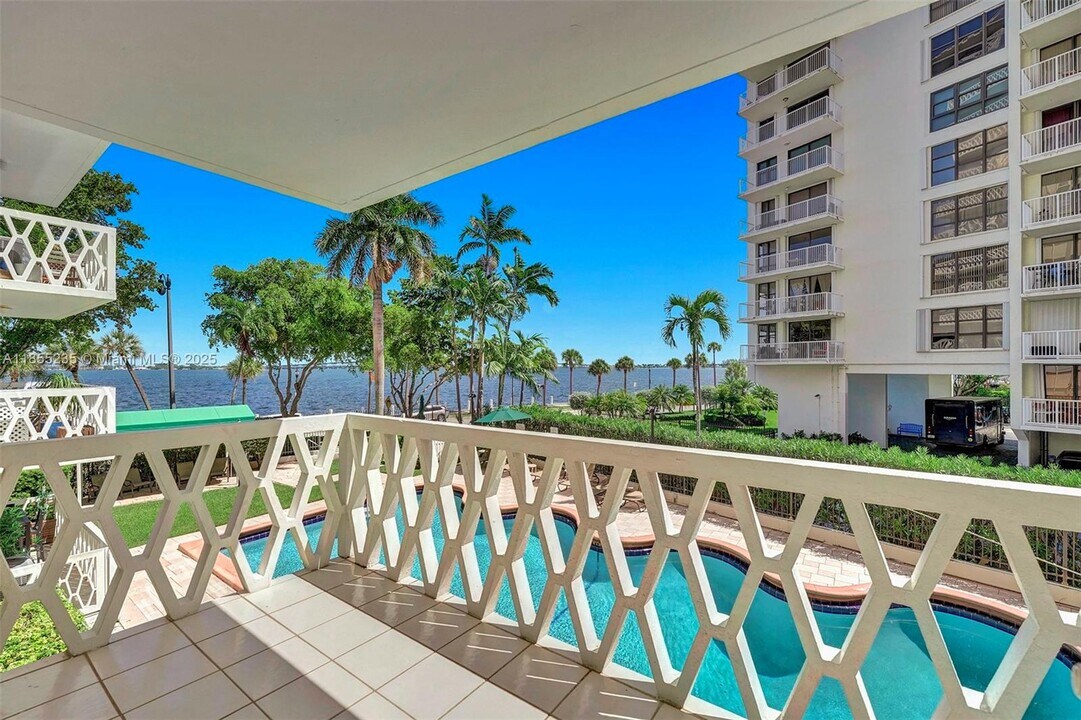 1430 Brickell Bay Dr in Miami, FL - Building Photo