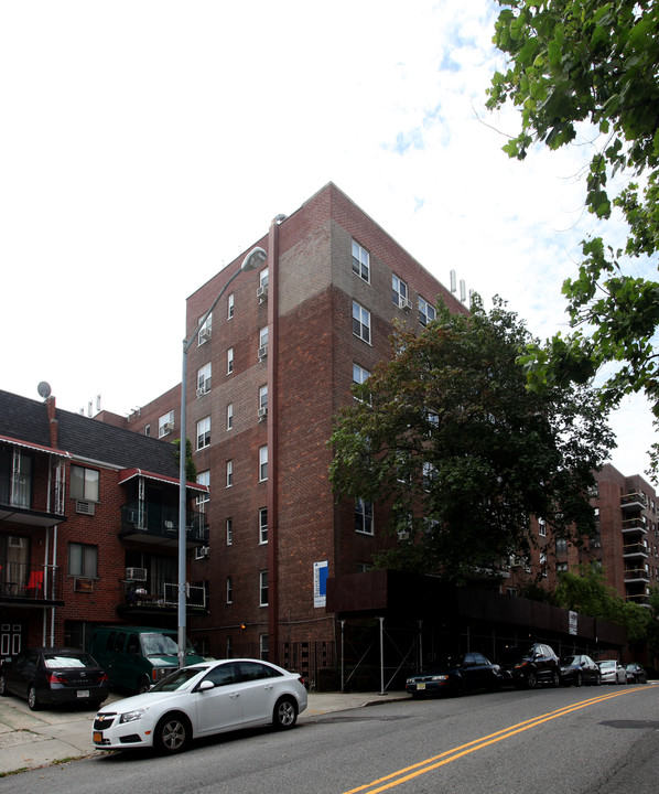 101-06 67th Dr in Forest Hills, NY - Building Photo