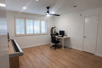 5315 Yarmouth Ave, Unit 101 in Encino, CA - Building Photo - Building Photo