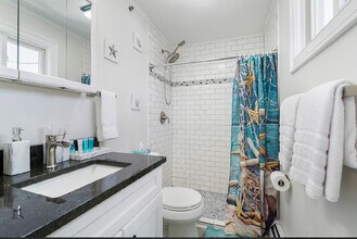 5 Kinney Ave, Unit 202 in Old Orchard Beach, ME - Foto de edificio - Building Photo