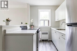 118 St Joseph's Dr in Hamilton, ON - Building Photo - Building Photo