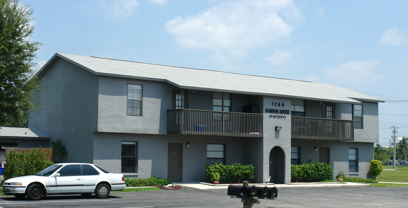 1269 SE 8th Ter in Cape Coral, FL - Building Photo