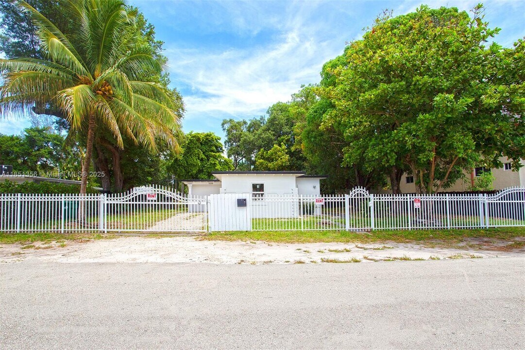1528 NE 145th St in Miami, FL - Building Photo