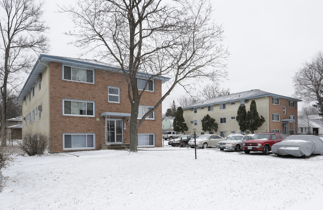 4927-4935 University Ave NE in Columbia Heights, MN - Building Photo