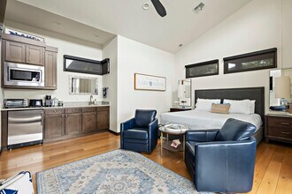 2113 Barbaro Way in Spicewood, TX - Foto de edificio - Building Photo