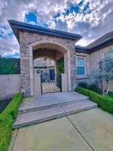 1367 E Glenlake Ln in Fresno, CA - Building Photo - Building Photo