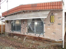 1490-1490 1/2 Thomas Rd in Medford, OR - Building Photo