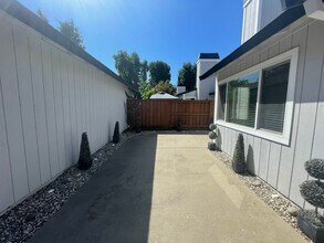 3400 Kingswood Dr in Modesto, CA - Foto de edificio - Building Photo