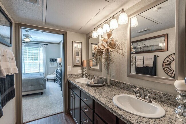 5800 Woodway Dr in Houston, TX - Foto de edificio - Building Photo