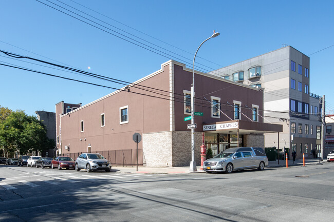 The Seneca Lofts in Flushing, NY - Foto de edificio - Building Photo