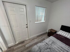 2744 NW 13th St, Unit A-B in Fort Lauderdale, FL - Building Photo - Building Photo