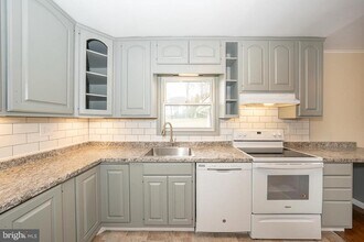 437 Meadowcroft Rd in Wayne, PA - Building Photo - Building Photo