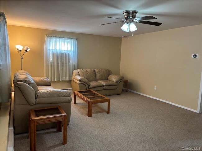 293 Concord Ave in Lindenhurst, NY - Foto de edificio - Building Photo