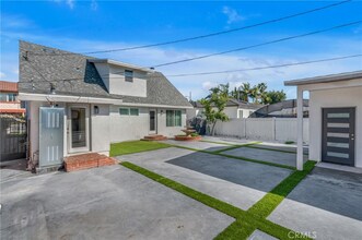 6261 Homewood Ave in Buena Park, CA - Foto de edificio - Building Photo