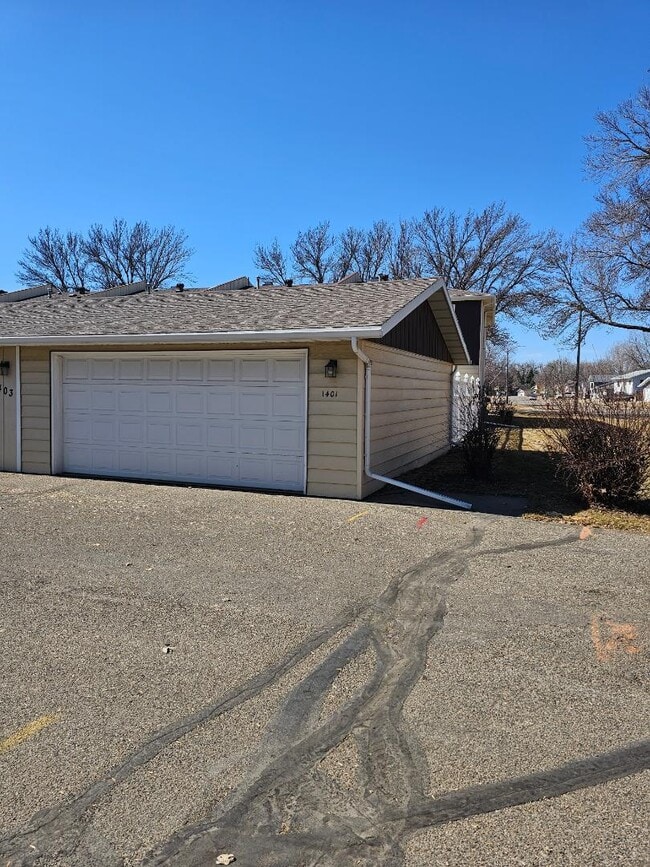 1401 Eastwood St in Bismarck, ND - Building Photo - Building Photo