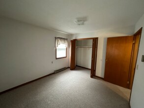 204 Locust St in Hospers, IA - Foto de edificio - Building Photo