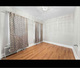 57 1/2 Quinby Pl in West Orange, NJ - Building Photo - Building Photo