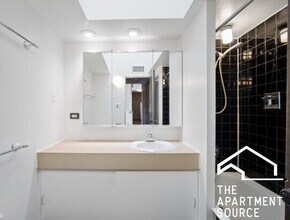 553 W Wellington Ave, Unit 3R in Chicago, IL - Building Photo - Building Photo