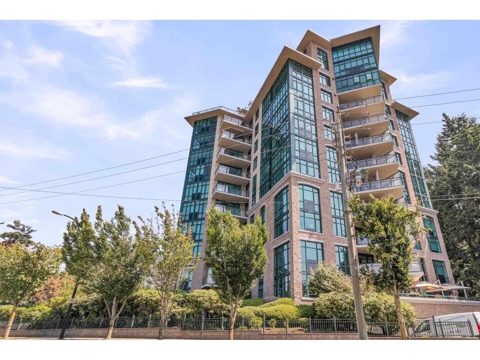 14824 North Bluff Rd in White Rock, BC - Building Photo