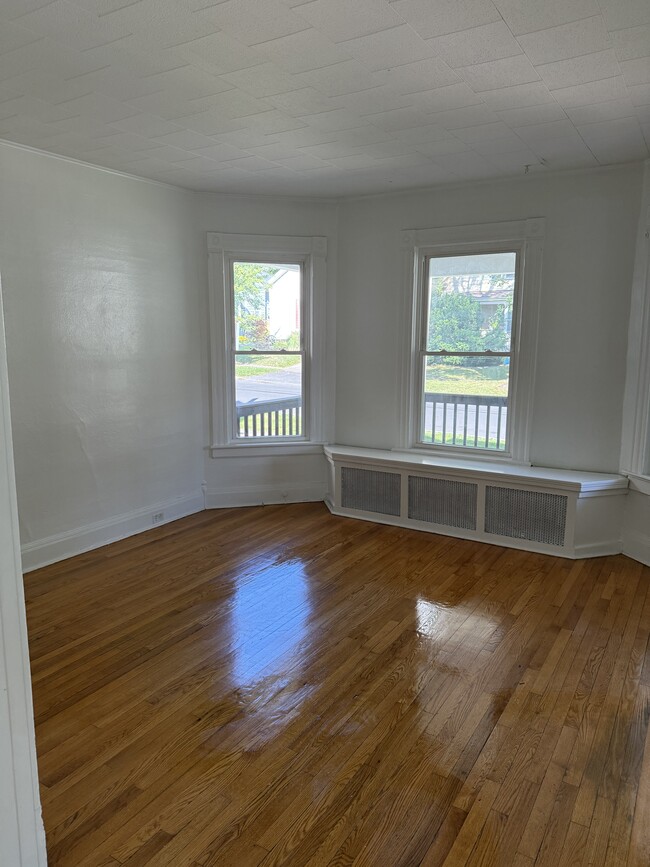 647 Dewitt St, Unit Lower level flat